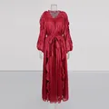 Détail d'une robe longue plissée rouge foncé avec manches à volants et ceinture. - M / Robes / Rouge