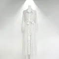 Robe chemise élégante en mousseline blanc cassé avec broderie florale et lien à la taille - S / Robes / Blanc