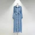 Élégante robe chemise en mousseline brodée bleu clair avec une ceinture à nouer ajustable. - Bleu