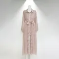 Robe chemise longue en mousseline brodée rose de style français avec lien à la taille - Rose