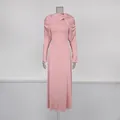 Robe longue moulante rose pastel élégante avec un détail de col châle torsadé unique. - M / Robes / Rose