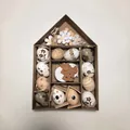 Paaseieren cadeauset in een huisvormige kartonnen displaydoos met feestelijke decoratie - Huis Cadeau Box Ei Set