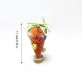 Vue détaillée de la taille du décor de carotte de Pâques en sisal avec des œufs colorés - Ornement de carotte et d'œuf / 11.5cm (Avec base en bois)