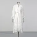 Détail d'une robe en dentelle vintage blanche française avec mesh et motifs floraux - S / Robes / Blanc