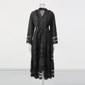 Robe élégante en dentelle vintage noire avec patchwork en résille et ourlet à volants. - S / Robes / Noir