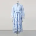 Gros plan sur la robe longue en dentelle bleu clair avec empiècements en résille florale - S / Robes / Bleu