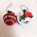 Weihnachtsglocken-Set aus Eisen in Rot und Weiß mit festlichem Stechpalmen- und Pompon-Dekor - Weihnachtsglocken (Ein Paar) / 8.00g
