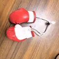 Mini guantoni da boxe rossi e bianchi come ciondoli per interni auto o accessori. - Piccolo Stile Boxe Rosso