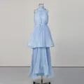 Détail de l'élégant tissu plissé bleu clair sur une robe longue sans manches à col montant. - S / Robes / Bleu