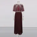 Vista frontal del vestido plisado rojo vino con capa de malla y pedrería elegante - Talla única / Vestidos / Burdeos