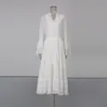 Vue détaillée d'une robe en dentelle blanche de style français à manches évasées. - Blanc