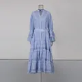 Vue détaillée robe longue bleue avec broderie évidée et manches cloches style français - S / Robes / Bleu