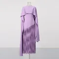 Detail van lila jurk met diagonaal gesneden franje en elegant cape-ontwerp - S / Paars