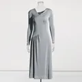 Abito lungo in maglia grigia stile francese con scollo asimmetrico su manichino trasparente - Taglia S / Vestiti / Blu