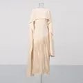 Detail van een abrikooskleurige avondjurk in cape-stijl met een lange elegante franjezoom - S / Abrikoos