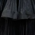 Détail de la texture d'un tissu plissé noir pour une robe d'été élégante - S / Robes / Noir