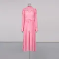 Robe midi plissée rose élégante avec col montant en dentelle et ceinture. - S / Robes / Rose