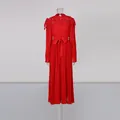 Vue détaillée d'une robe plissée rouge vintage élégante avec col en dentelle et ceinture - S / Robes / Rouge