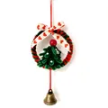 Vista dettagliata di una ghirlanda di Natale fatta a mano con un albero e campanella - Stile Anello Rosso e Verde (Modello Sospensione Porta Finito 1)