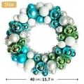 Vue détaillée de la couronne de Noël de 40 cm avec boules bleues, vertes et argentées - Ensemble de 44 pièces / Bleu Lac Argent