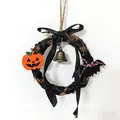 Detaillierte Nahaufnahme eines rustikalen Halloween-Rattankranzes mit Glockenornament - Kürbis Fledermaus Glocke Stil (Stil C) / Durchmesser 12cm