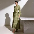 Robe longue élégante vert olive à plusieurs niveaux avec broderie et manches cloche - S / Robes / Vert