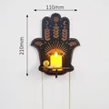 Detailweergave van de houten Hamsa-wandkaarsenplank met een hoogte van 210 mm. - Houten Kandelaar