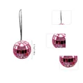 Vista de detalle de bola de discoteca rosa de 2,7 cm con acercamientos de la textura - Bola de discoteca de espejos / Rosa