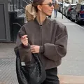 Veste bomber chic en daim gris pour femme, veste zippée vintage minimaliste en extérieur - S / Hauts / Gris