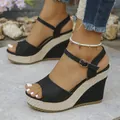 Elegante schwarze Plateau-Sandalen mit verstellbarem Riemchen und gewebter Jute-Keilsohle - 36 / Schwarz