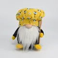 Detail van een gele bijen-thema chef kabouter pluche ornament met lange witte baard - Gnome Male Chef / Schattige Jongen