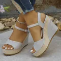 Elegante graue Keilsandaletten für Damen mit Plateausohle und Knöchelriemen-Verschluss - 36 / Grau