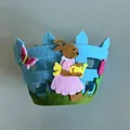 Detailweergave van lichtblauwe vilten paasmand met schattig konijntje en vlinderontwerp - Blauw Konijn