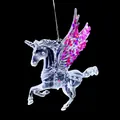 Nahaufnahme eines transparenten Einhorn-Anhängers aus Acryl mit rosa Glitzer-Pailletten - Rosaroter Pailletten Pegasus