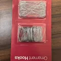 Set aus silbernen Metall-Weihnachtshaken in einer professionellen roten Blisterverpackung - 200 Stück (100 Groß und 100 Klein) / Silber
