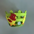Detail van paasmandje van vliesvilt met schattige decoraties van een hen en een kuiken - Groene Dubbele Kip 1
