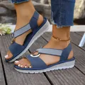 Blaue Damen Keilsandalen mit Zehenöffnung, Metallring-Detail und strukturierter Sohle. - 36 / Blau (E9902)