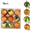 Set van 9 kerstballen van 8 cm in oranje en goud met prachtige glitterende bladpatronen - Geschilderde Stijl (0468) / 9 Stuks (8cm Diameter) / Geschilderd Warm Oranje Goud