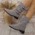 Vue détaillée des bottes plissées en denim gris avec boucles décoratives et bout pointu élégant. - 38 / Tissu Gris Clair
