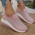 Vista macro delle sneakers zeppa rosa in tessuto fly-knit con strass luccicanti decorativi - Rosa