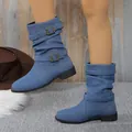 Détail de bottes plissées en denim bleu avec boucles décoratives et petit talon carré - 38 / Tissu Bleu Marine