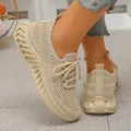 Close-up van ademende beige mesh sportschoenen met stijlvolle dikke zolen met textuur ontwerp - 36 / Beige