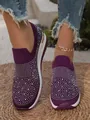 Primo piano di sneakers con zeppa in maglia viola decorate con strass per donna - viola-rosso