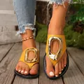 Infradito gialle da donna con un'elegante fibbia grande in metallo dorato. - Giallo su Nero