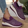 Primer plano de zapatillas de cuña en tejido fly-knit púrpura con pedrería brillante. - Púrpura