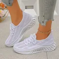 Detailopname van witte ademende mesh sportsneakers met een lichtgewicht gebreid design - 36 / Wit