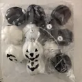 Vista dettagliata di ornamenti di zucca di Halloween con facce di fantasmi in sacchetto - Palline di Zucca Bianche e Nere (12 Pezzi/Confezione)