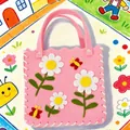 Detalle de bolsa de fieltro rosa DIY para niños con margaritas y mariposas de adorno - Estilo de Flor