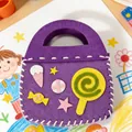 Primer plano de un bolso de fieltro morado para manualidades con adornos de caramelos - Estilo Piruleta