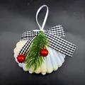 Irisierender weißer Muschel-Weihnachtsanhänger mit Gingham-Schleife und Tannenzweig - Stil D (Schwarz-Weiß Karierte Schleife) / 1 Stück/Packung